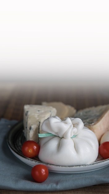 Fromage Burrata aux tomates sur un serveur en bois avec un espace de copie