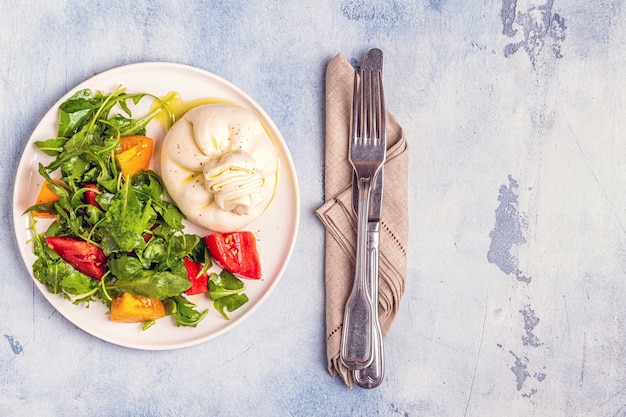 Fromage Burrata avec salade fraîche