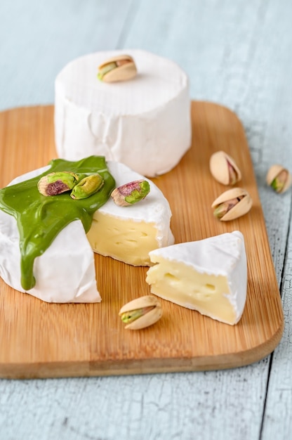 Fromage camembert au beurre de pistache sur la planche à découper en bois