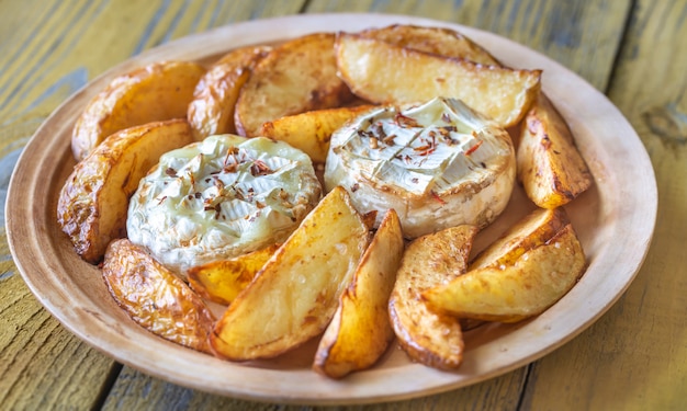 Fromage camembert au four avec pomme de terre