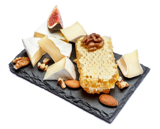 Fromage camembert au miel, figues, noix sur planche de pierre