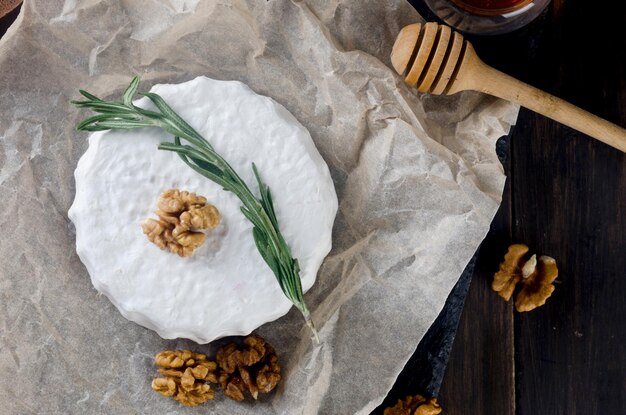 Fromage de camembert aux noix de moule blanche et au miel