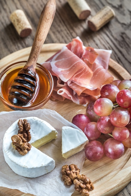 Fromage camembert aux noix et prosciutto