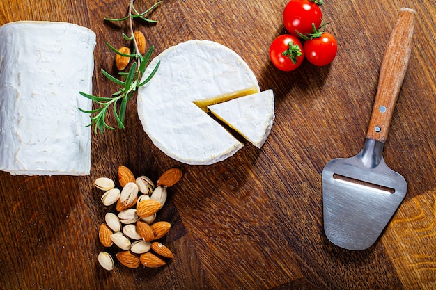 Fromage camembert ou brie sur bois