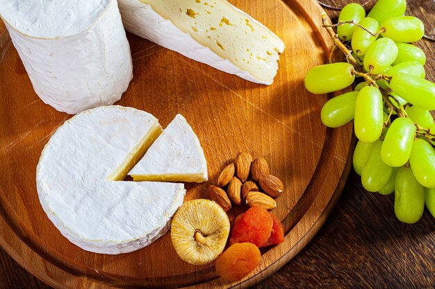 Fromage camembert ou brie sur bois