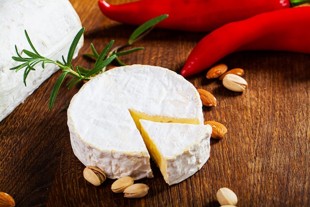 Fromage camembert ou brie sur bois