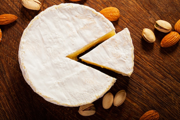 Fromage camembert ou brie sur fond de bois