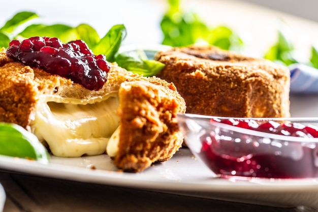 Fromage camembert ou brie frit avec confiture de canneberges et basilic.