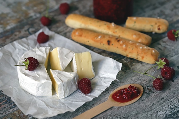 Fromage camembert avec confiture de framboises