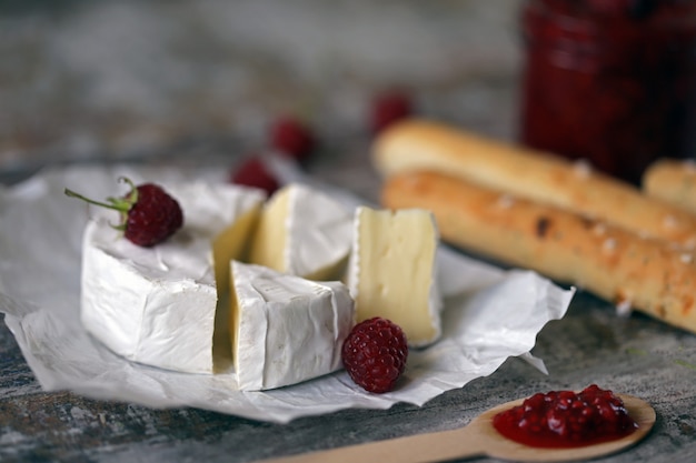 Fromage camembert avec confiture de framboises