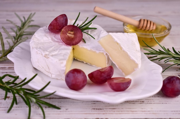 Fromage camembert dans une coupe sur une planche de bois.gros plan.