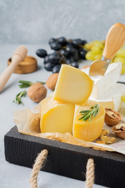 Fromage camembert empilé avec raisins, noix et basilic