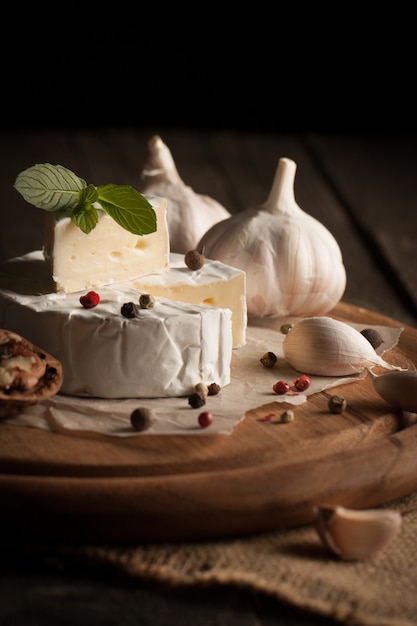 Fromage camembert sur fond en bois.