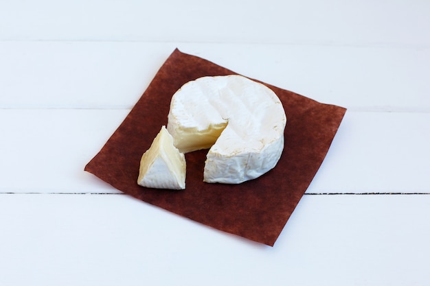 Fromage camembert traditionnel normand français gourmet rond produit laitier délicieux repas sur parchemin rustique