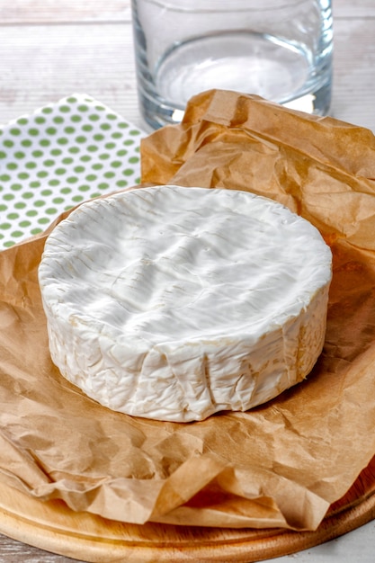 Fromage camembert traditionnel normand français, produit laitier