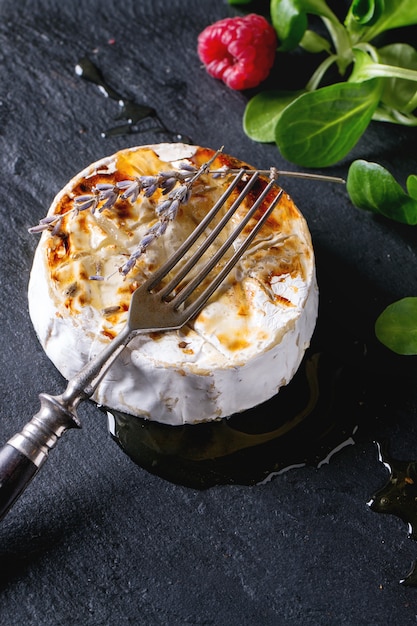 Photo fromage de chèvre au four avec du miel et des framboises