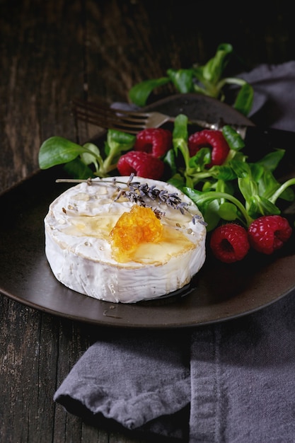 Fromage de chèvre au miel et framboises