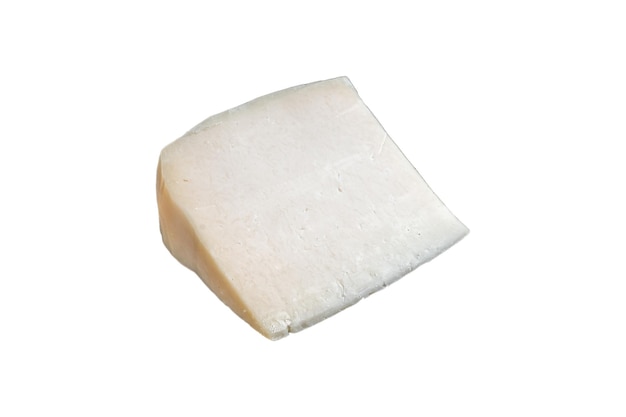 Fromage de chèvre dur sur planche de marbre isolé sur fond blanc