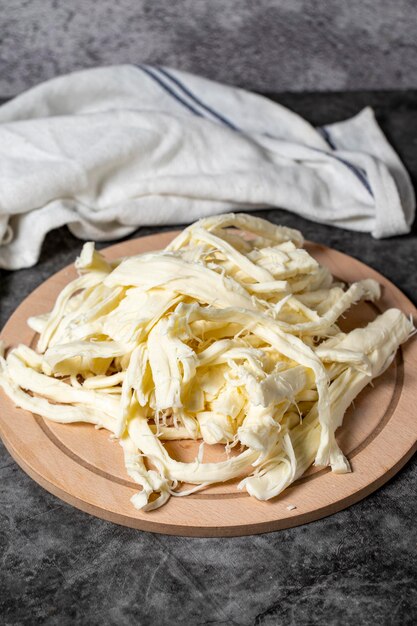 Photo fromage à cordes ou fromage cecil sur un plateau de service en bois produits laitiers