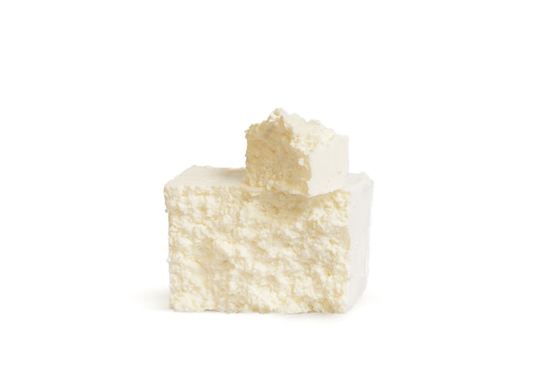 Fromage cottage au lait de vache frais sur fond blanc