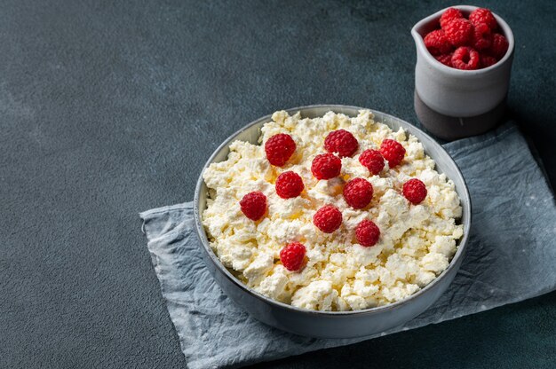 Fromage cottage au régime avec framboise fraîche. Petit-déjeuner sain avec des baies. Produits laitiers à la framboise. Concept d'alimentation saine