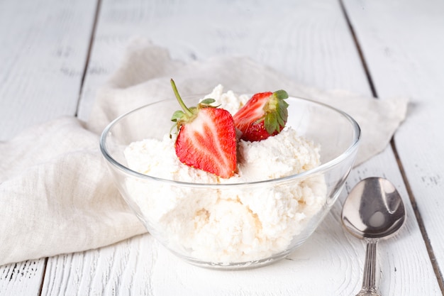 Fromage cottage aux fraises dans un bol blanc