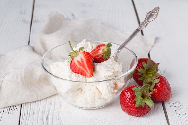 Fromage cottage aux fraises dans un bol blanc