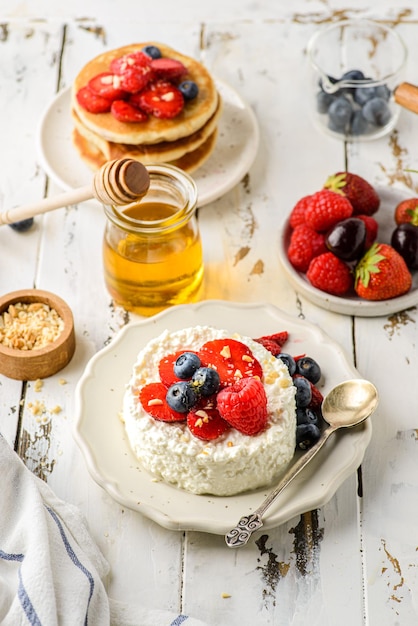 fromage cottage aux framboises, fraises et myrtilles