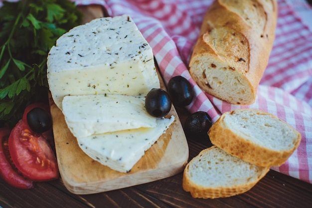 Fromage cottage avec baguette et olives