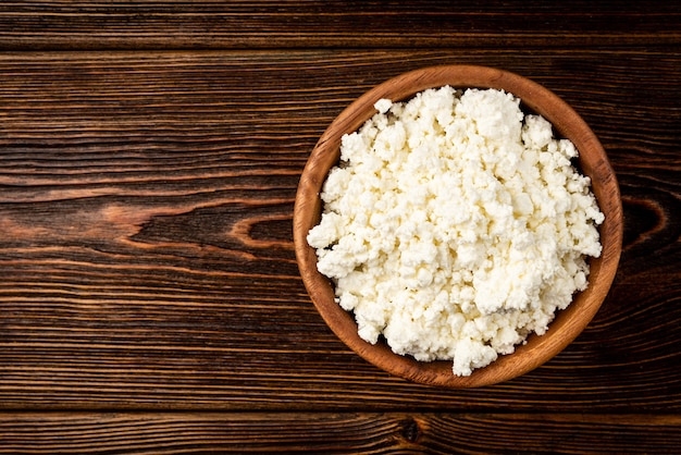 Fromage cottage sur un bol en bois sur la table