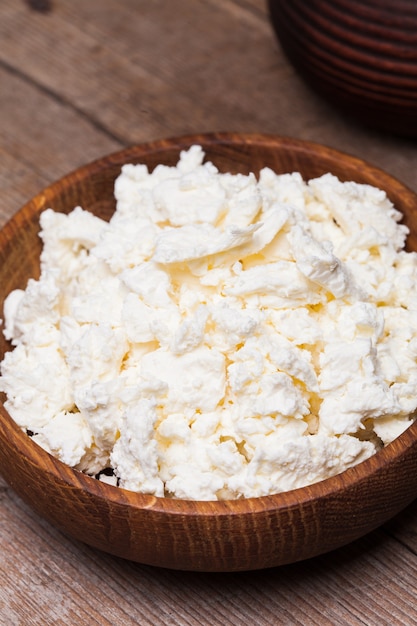 Fromage cottage ou caillé dans un bol en bois