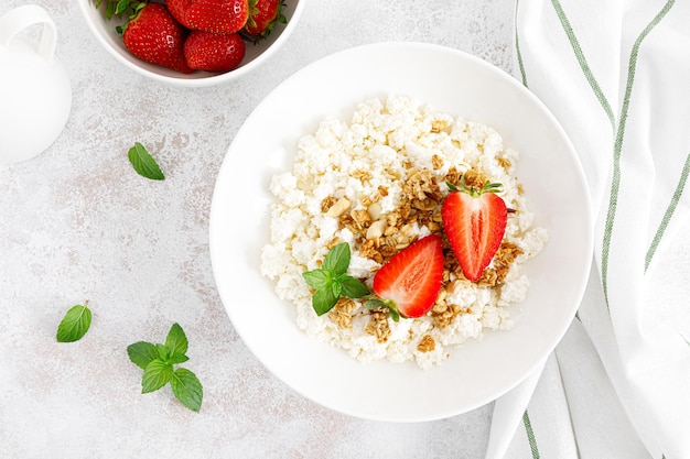 Fromage cottage caillé avec granola et fraise fraîche Petit-déjeuner Régime alimentaire sain Vue de dessus