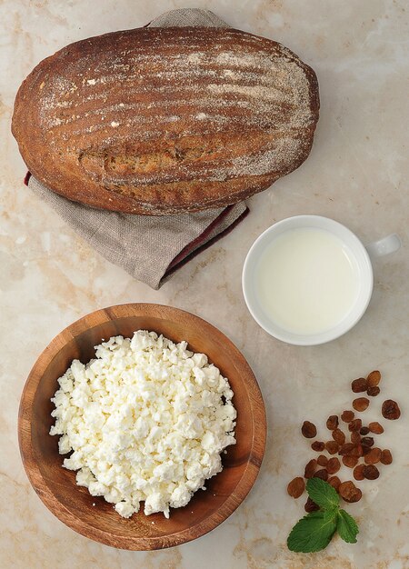 Fromage cottage dans une assiette en bois