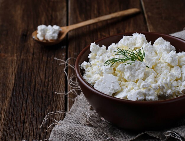 Fromage cottage dans un bol brun