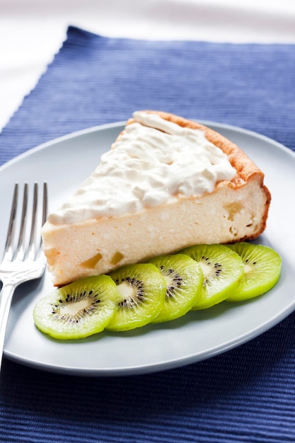 Fromage cottage fait maison et gâteau de semoule avec des kiwis et de la crème sur une assiette