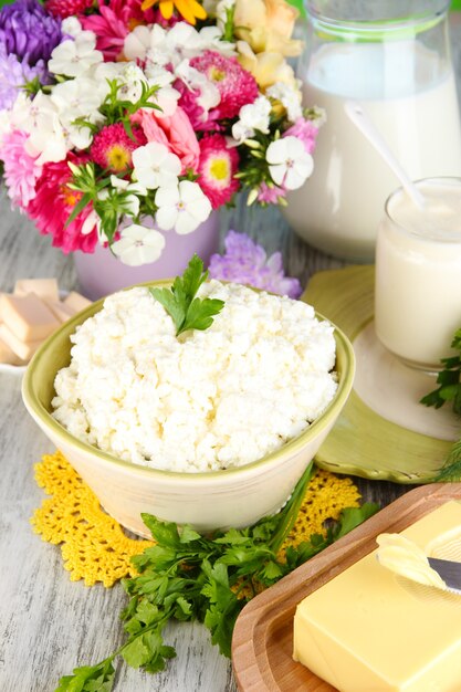 Fromage cottage frais avec des verts sur le plan rapproché de table en bois