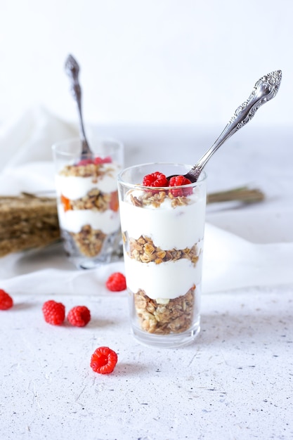 Fromage cottage et muesli aux framboises