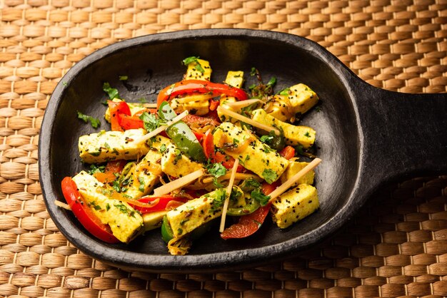 Fromage cottage Paneer Jalfrezi cuit avec des poivrons et des oignons