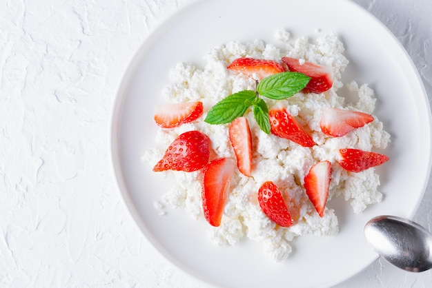 Fromage cottage sain de petit déjeuner avec des fraises