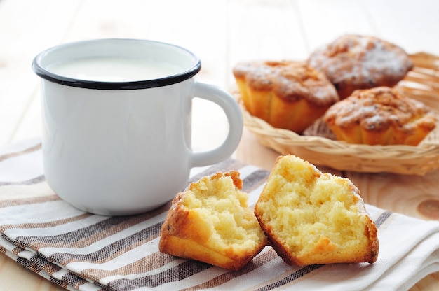 Fromage cottage et tasse avec du lait