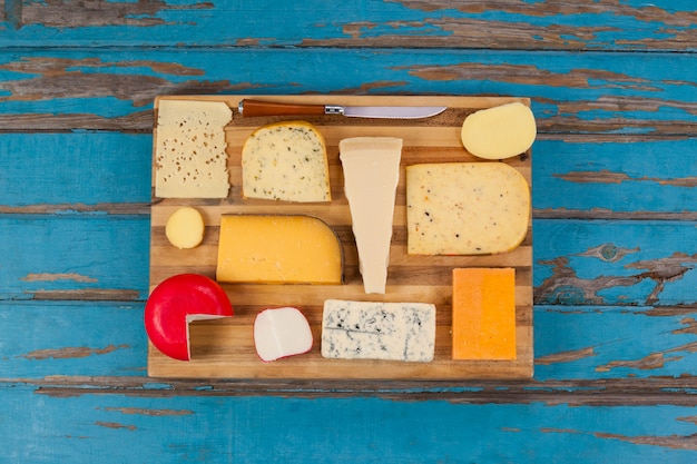 Fromage avec couteau sur planche à découper