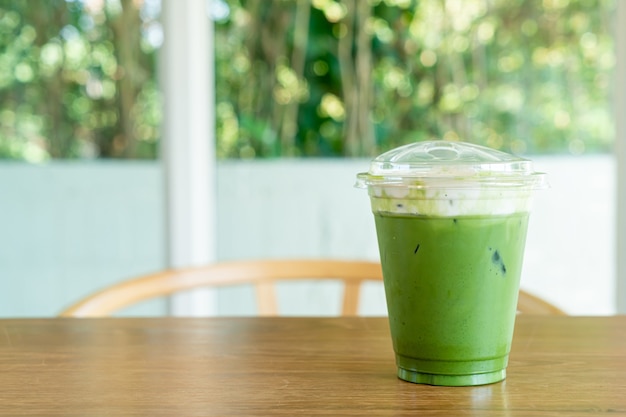 Fromage à la crème au thé vert matcha dans une tasse à emporter