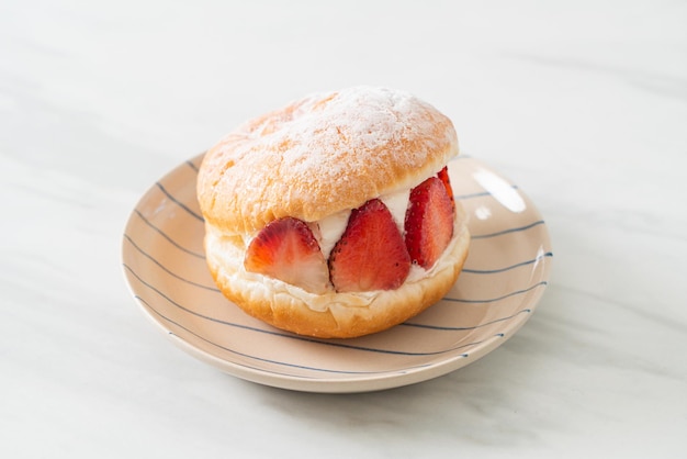 fromage à la crème fraise motitozzo ou donut burger fraise avec fromage à la crème frais