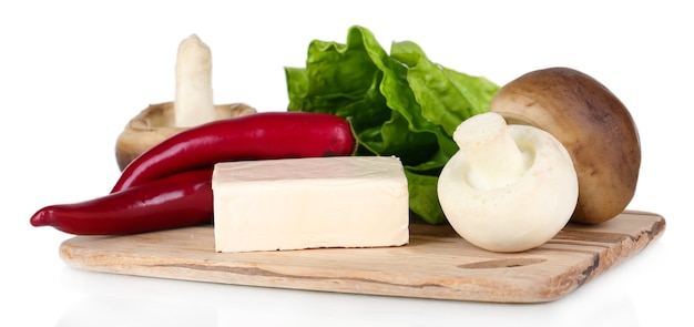 Fromage à la crème avec légumes et verts sur blanc