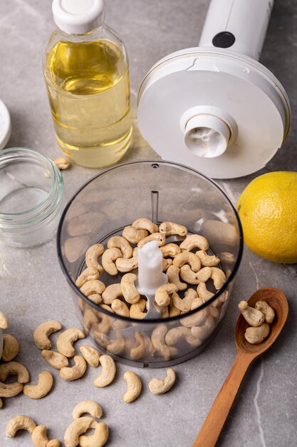 Fromage à la crème de noix de cajou dans un bol blanc et ingrédients de cuisine