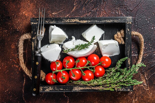 Fromage à la crème Ricotta dans un plateau en bois