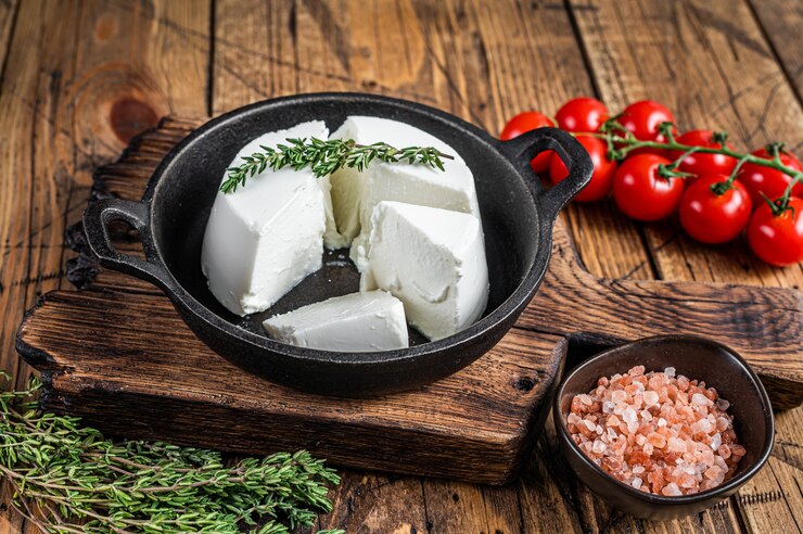Photo fromage à la crème ricotta frais dans une poêle avec