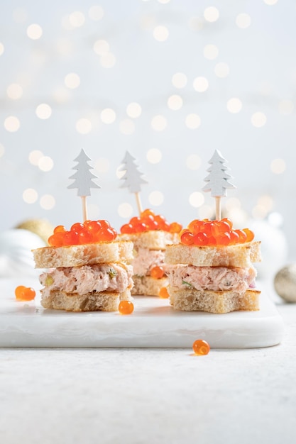 Fromage à la crème de saumon fumé aneth et pâté de raifort pour la fête de noël