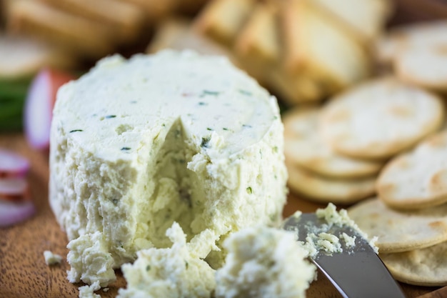 Fromage crémeux à saveur douce à l'échalote et à la ciboulette.