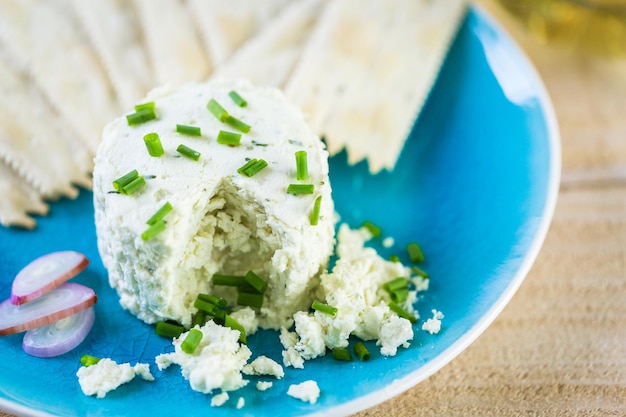 Fromage crémeux à saveur douce à l'échalote et à la ciboulette.